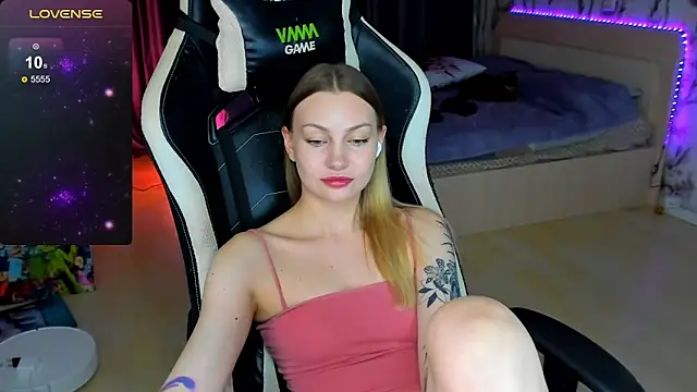 Snapshot of BiMolly chatting on November 8, 8:07 pm BiMolly online show from November 8, 8:07 pm