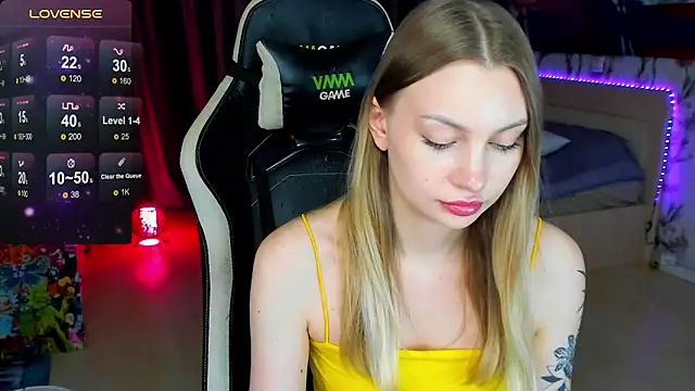 Snapshot of BiMolly chatting on November 9, 2:37 pm BiMolly online show from November 9, 2:37 pm