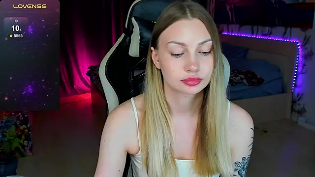 Snapshot of BiMolly chatting on December 5, 3:09 pm BiMolly online show from December 5, 3:09 pm