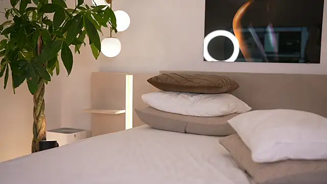 Snapshot of DoviaClaire chatting on December 5, 8:01 am DoviaClaire online show from December 5, 8:01 am