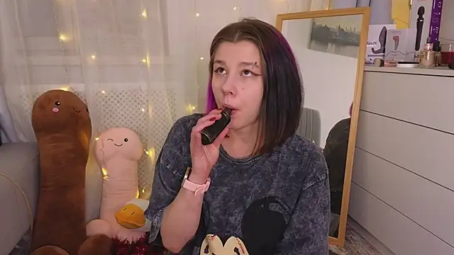 Snapshot of Mira_Falls chatting on January 15, 8:51 am Mira Falls online show from January 15, 8:51 am
