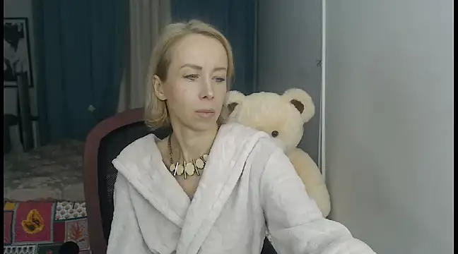 LuxuryNika online show from December 8, 3:45 pm