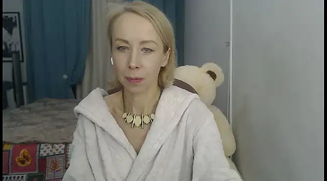 LuxuryNika online show from December 8, 6:50 pm