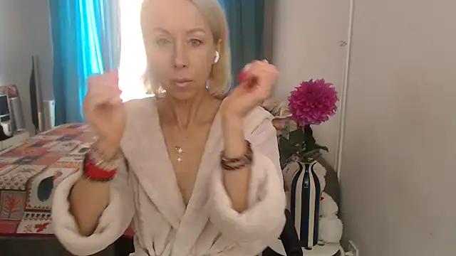 Snapshot of LuxuryNika chatting on September 22, 10:06 am LuxuryNika online show from September 22, 10:06 am