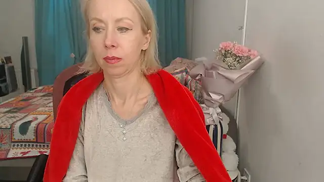 Snapshot of LuxuryNika chatting on October 6, 1:30 pm LuxuryNika online show from October 6, 1:30 pm