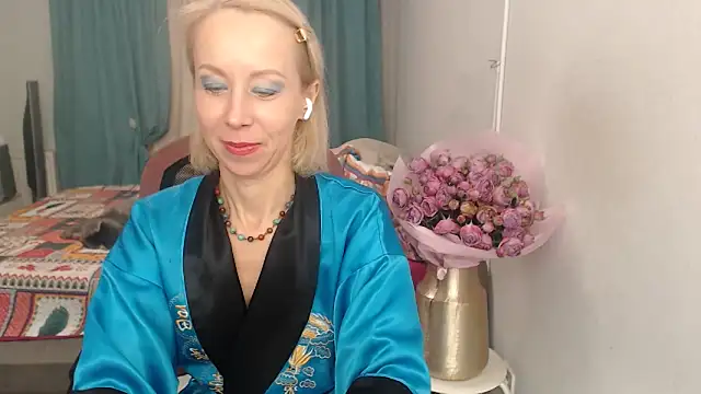 Snapshot of LuxuryNika chatting on October 27, 5:39 pm LuxuryNika online show from October 27, 5:39 pm