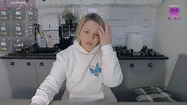 erikaerika online show from March 4, 9:15 am