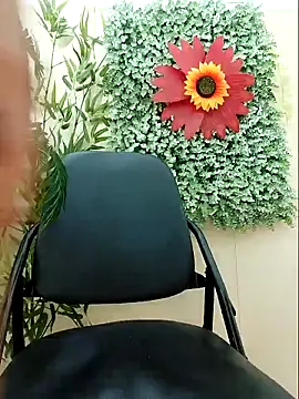 Snapshot of AsianPussie4u chatting on April 12, 3:55 am AsianPussie4u online show from April 12, 3:55 am