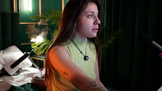 Snapshot of Eille_Elfie chatting on December 1, 5:12 am Eille Elfie online show from December 1, 5:12 am