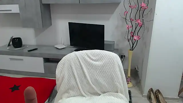 Snapshot of JullieMilf chatting on January 3, 4:59 pm JullieMilf online show from January 3, 4:59 pm