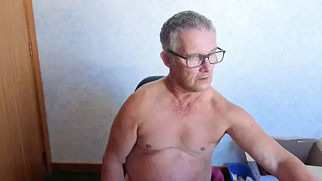 Snapshot of bigballnz chatting on March 11, 12:38 am bigballnz online show from March 11, 12:38 am