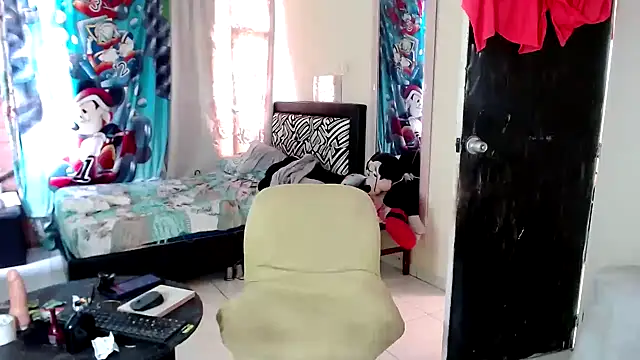 Snapshot of Sashaferrari2000 chatting on November 3, 3:24 pm Sashaferrari2000 online show from November 3, 3:24 pm