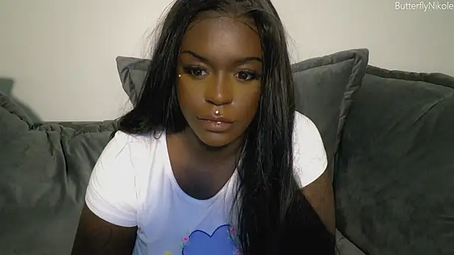 Snapshot of butterflynikole chatting on February 18, 2:07 am butterflynikole online show from February 18, 2:07 am