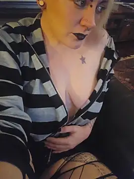 Snapshot of PinkTheHawk chatting on October 16, 9:32 am PinkTheHawk online show from October 16, 9:32 am