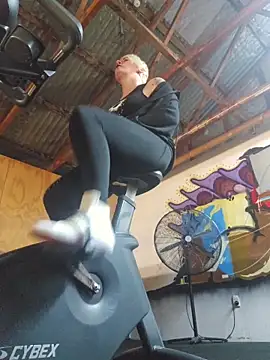 Snapshot of PinkTheHawk chatting on October 30, 3:41 am PinkTheHawk online show from October 30, 3:41 am