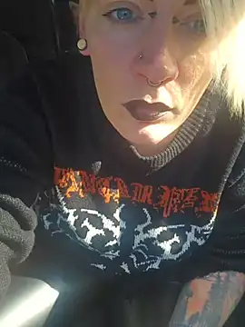 Snapshot of PinkTheHawk chatting on November 1, 4:14 am PinkTheHawk online show from November 1, 4:14 am