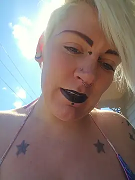 Snapshot of PinkTheHawk chatting on November 4, 2:21 am PinkTheHawk online show from November 4, 2:21 am