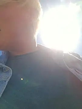 Snapshot of PinkTheHawk chatting on November 5, 3:17 am PinkTheHawk online show from November 5, 3:17 am