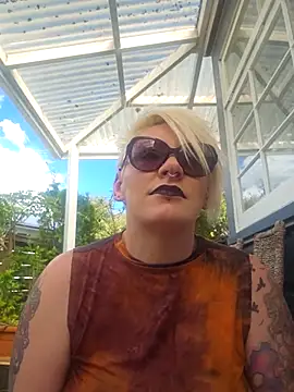 Snapshot of PinkTheHawk chatting on November 8, 3:39 am PinkTheHawk online show from November 8, 3:39 am