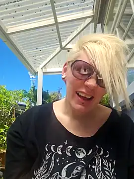 Snapshot of PinkTheHawk chatting on November 9, 1:26 am PinkTheHawk online show from November 9, 1:26 am