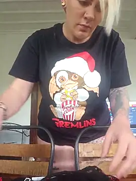 Snapshot of PinkTheHawk chatting on November 14, 1:04 am PinkTheHawk online show from November 14, 1:04 am