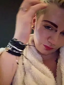 Snapshot of PinkTheHawk chatting on November 18, 6:51 am PinkTheHawk online show from November 18, 6:51 am