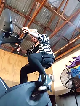 Snapshot of PinkTheHawk chatting on November 28, 12:46 am PinkTheHawk online show from November 28, 12:46 am