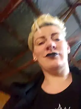 Snapshot of PinkTheHawk chatting on December 3, 6:43 am PinkTheHawk online show from December 3, 6:43 am