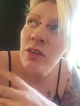 Snapshot of PinkTheHawk chatting on December 4, 2:54 am PinkTheHawk online show from December 4, 2:54 am