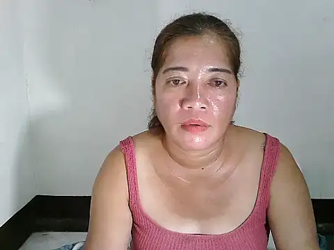 Snapshot of wethornypussy4u chatting on January 22, 1:53 pm wethornypussy4u online show from January 22, 1:53 pm