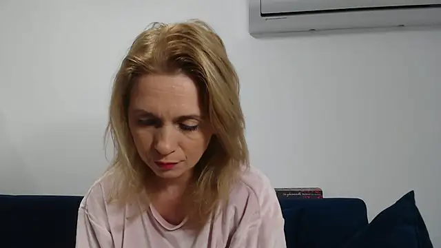 Snapshot of MysticCreature chatting on March 10, 4:06 am MysticCreature online show from March 10, 4:06 am