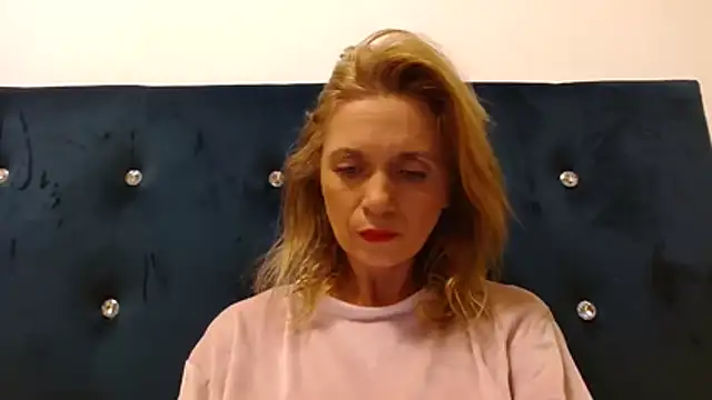 Snapshot of MysticCreature chatting on April 5, 4:09 am MysticCreature online show from April 5, 4:09 am