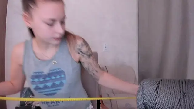 Snapshot of why_again_me chatting on February 6, 4:25 pm why again me online show from February 6, 4:25 pm