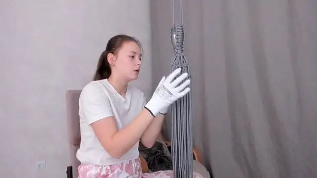 Snapshot of why_again_me chatting on February 13, 8:45 pm why again me online show from February 13, 8:45 pm