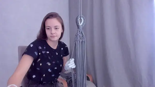 Snapshot of why_again_me chatting on February 14, 10:59 am why again me online show from February 14, 10:59 am