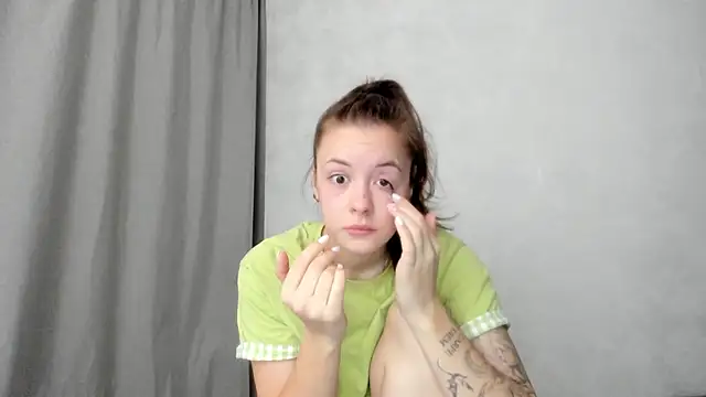 Snapshot of why_again_me chatting on February 13, 8:16 pm why again me online show from February 13, 8:16 pm