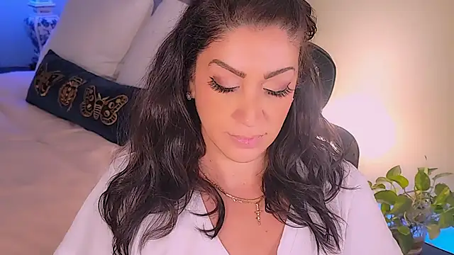 Snapshot of Wonderful_Woman chatting on October 25, 11:43 pm Wonderful Woman online show from October 25, 11:43 pm