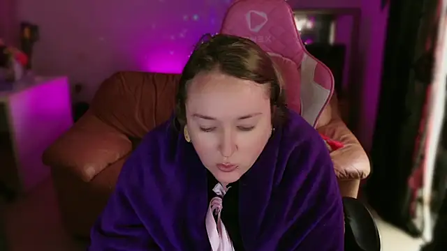 kisicaxx online show from February 18, 1:11 pm