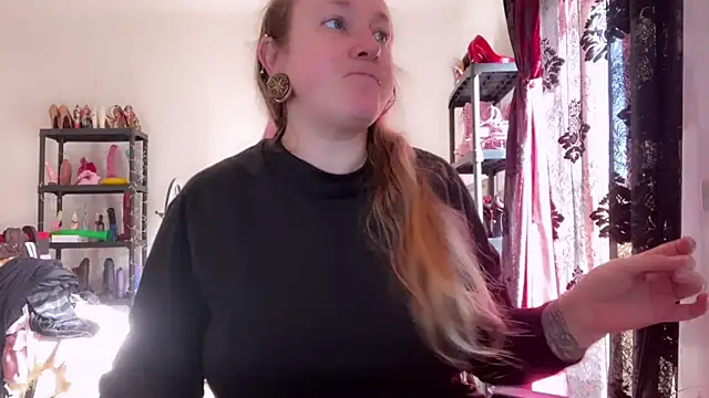 Snapshot of kisicaxx chatting on February 19, 8:10 am kisicaxx online show from February 19, 8:10 am