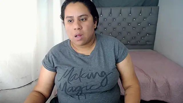 hotlesby4uxxx online show from January 7, 8:10 pm