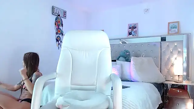 hollythomson online show from December 3, 7:44 pm