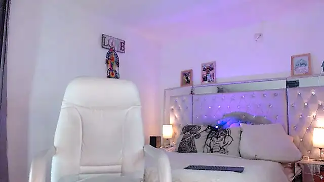 hollythomson online show from January 14, 1:15 am