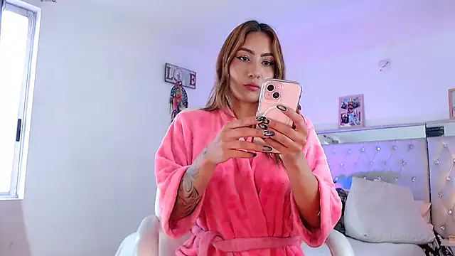 hollythomson online show from January 24, 5:53 pm