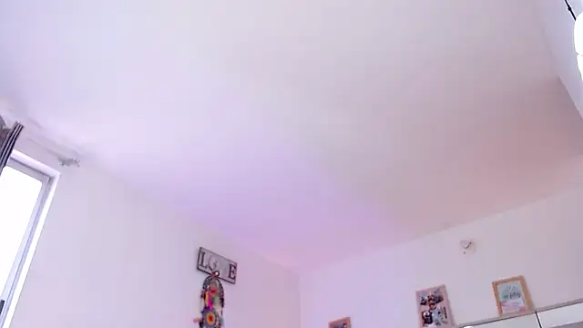 hollythomson online show from March 18, 8:48 pm