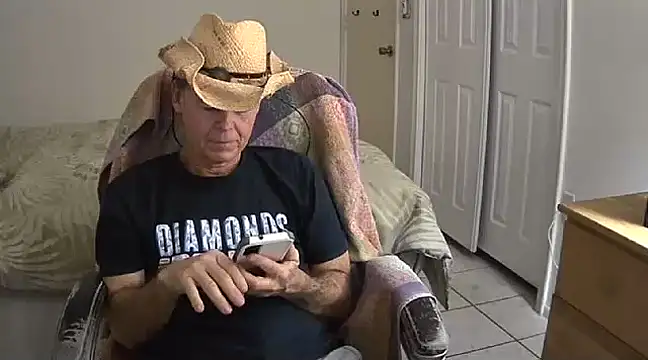 Snapshot of nakeedcowboi65 chatting on January 15, 10:24 pm nakeedcowboi65 online show from January 15, 10:24 pm
