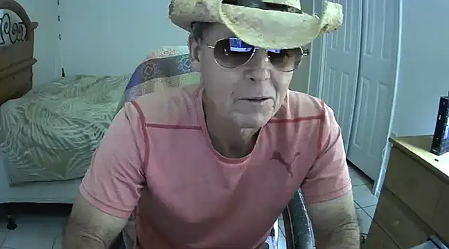 Snapshot of nakeedcowboi65 chatting on January 19, 3:32 pm nakeedcowboi65 online show from January 19, 3:32 pm