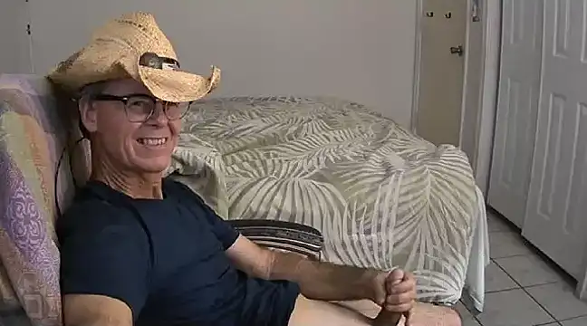 Snapshot of nakeedcowboi65 chatting on February 5, 6:37 pm nakeedcowboi65 online show from February 5, 6:37 pm