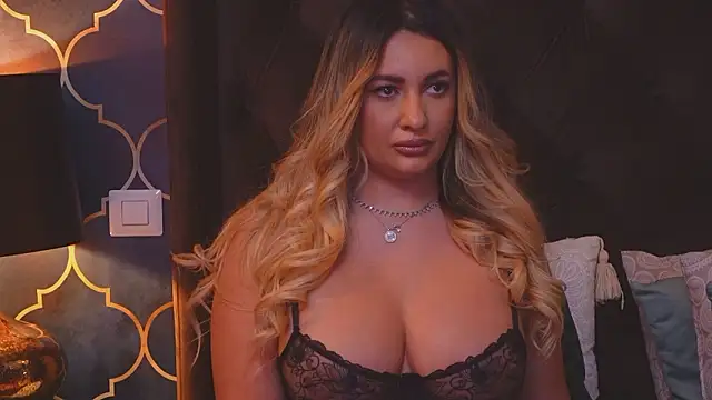 Snapshot of YaaraCollins chatting on December 3, 9:01 pm YaaraCollins online show from December 3, 9:01 pm