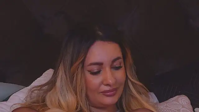 Snapshot of YaaraCollins chatting on December 4, 3:15 am YaaraCollins online show from December 4, 3:15 am