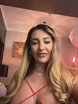 Snapshot of YaaraCollins chatting on December 7, 12:08 am YaaraCollins online show from December 7, 12:08 am